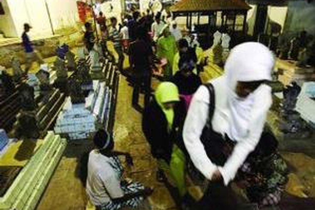 Para peziarah dari berbagai daerah terus berdatangan ke makam Sunan Gunung Jati di Desa Astana, Gunung Jati, Kabupaten Cirebon, Selasa (11/8) malam.