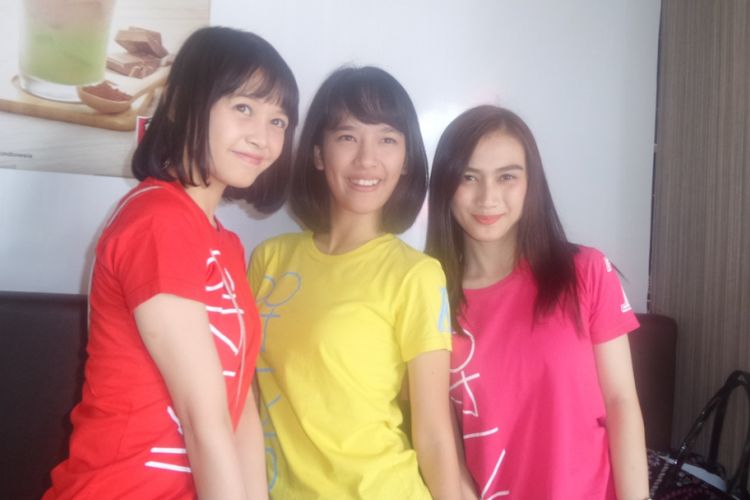 Tiga member JKT48, yakni Melody (kanan), Bebi (tengah), Feni (kiri), usai store visi di KFC Margonda, Depok, Jawa Barat, Selasa (25/7/2017).