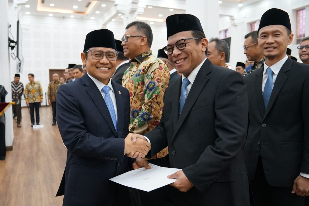 Menteri Koordinator Pemberdayaan Masyarakat (Menko PM) Muhaimin Iskandarmelantik jajaran Dewan Pengawas dan Direksi baru BPJS Ketenagakerjaan di Kantor Kemenko PM, Jakarta Pusat, Jumat (20/2/2026).  
