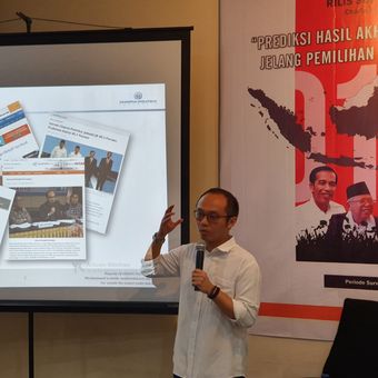 Direktur Eksekutif Charta Politika Yunarto Wijaya saat merilis hasil survei di kantornya di Jakarta, Senin (25/3/2019).