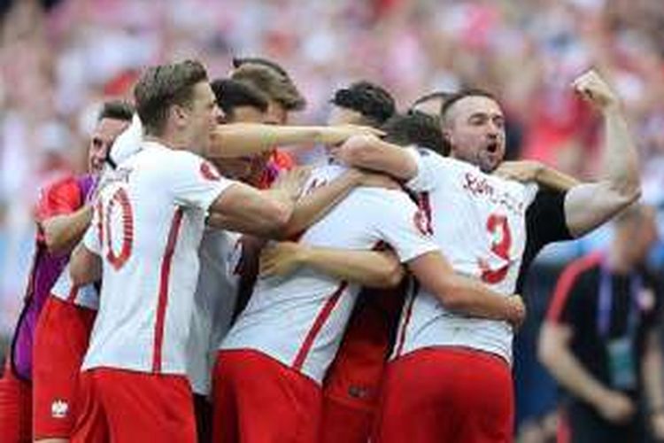 Para pemain Polandia merayakan gol Arkadiusz Milik ke gawang Irlandia Utara pada pertandingan Grup C Piala Eropa 2016 di Nice, Minggu (12/6/2016). 