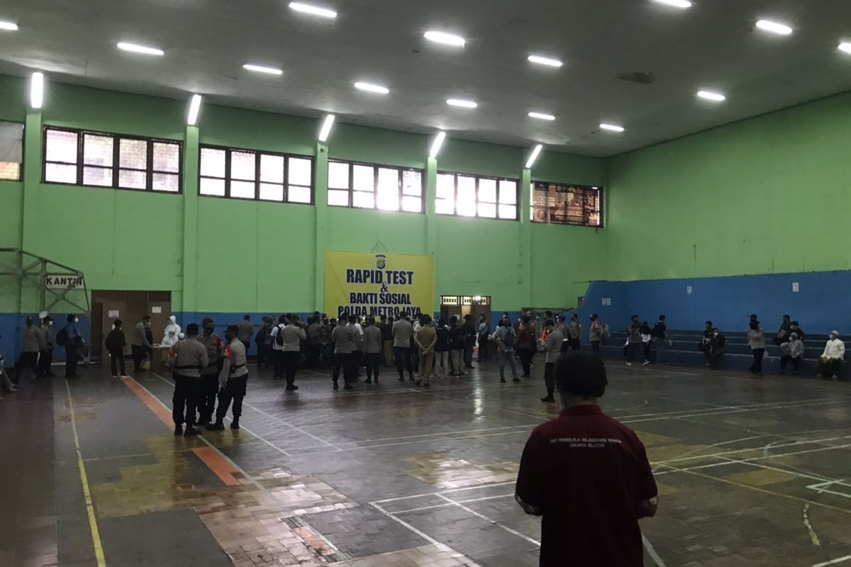 Polda Metro Jaya menggelar rapid test terkait adanya klaster Tebet yang muncul akibat kerumuman dari kegiatan Maulid Nabi pekan lalu di Gelanggang Olahraga Remaja (GOR) Tebet, Jakarta Selatan pada Senin (23/11/2020).