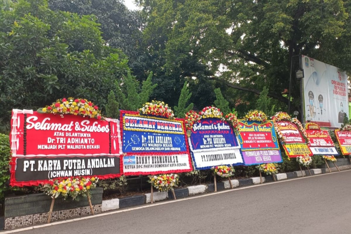 Karangan Bunga Ucapan Selamat Kepada Plt Wali Kota Bekasi, Tri Ardhianto Memenuhi Pintu Masuk Kantor Pemkot Bekasi, Senin (10/1/2022) 