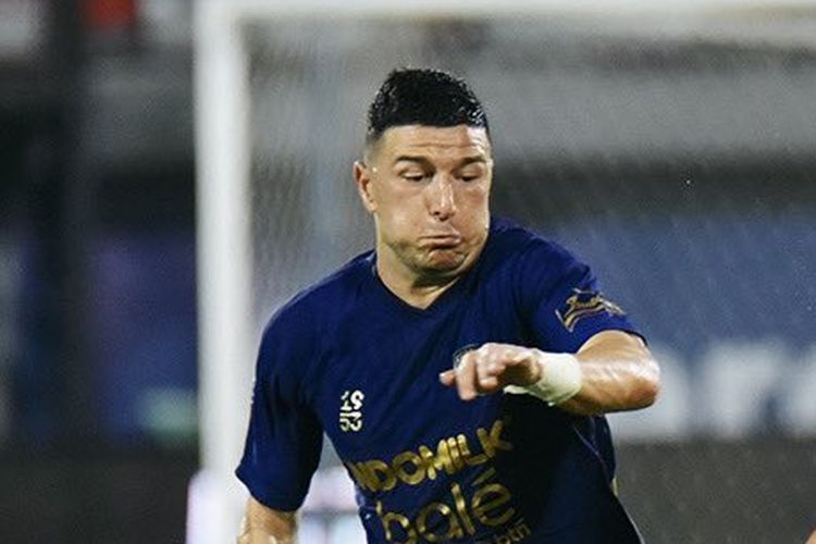 Aksi bintang Persib Bandung Thom Haye yang dikawal pemain Persita Tangerang Andrejic Aleksa dalam laga pekan ketujuh Super League 2025-2026, Sabtu (27/9/2025) di Stadion Kapten I Wayan Dipta, Gianyar, Bali. 