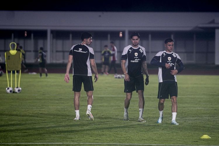 Sandy Walsh, Kevin Diks, dan Eliano Reijnders (kiri ke kanan) tampak dalam sesi latihan timnas Indonesia di Stadion Madya GBK, Selasa (12/11/2024). Indonesia akan menghadapi Jepang dalam putaran ketiga Kualifikasi Piala Dunia 2026 zona Asia di Stadion Utama Gelora Bung Karno, Jumat (15/11/2024).