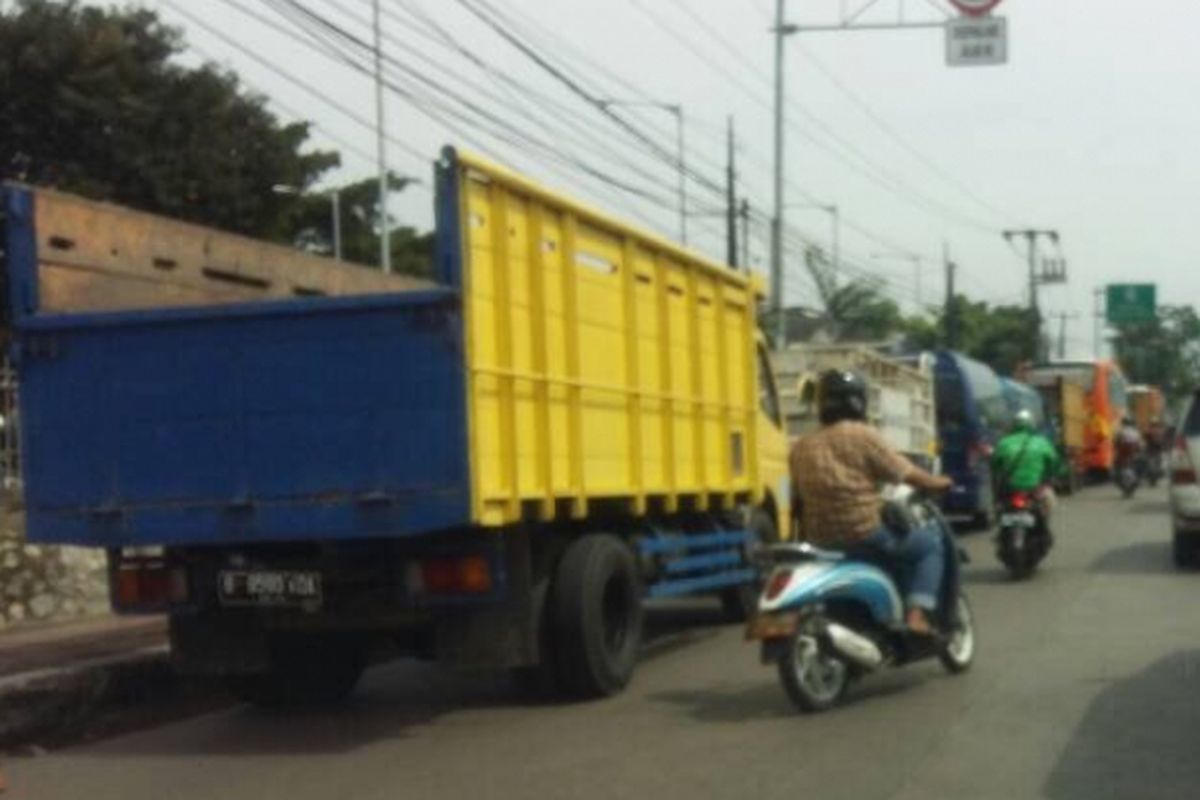 Uji Kir di Kota Bekasi sebabkan jalan Ir. H. Djuanda macet karena kendaaran yang ingin melakukan uji kir tidak mendapatkan lahan untuk parkir atau menunggu giliran, Bekasi, Jumat (2/6/2017).