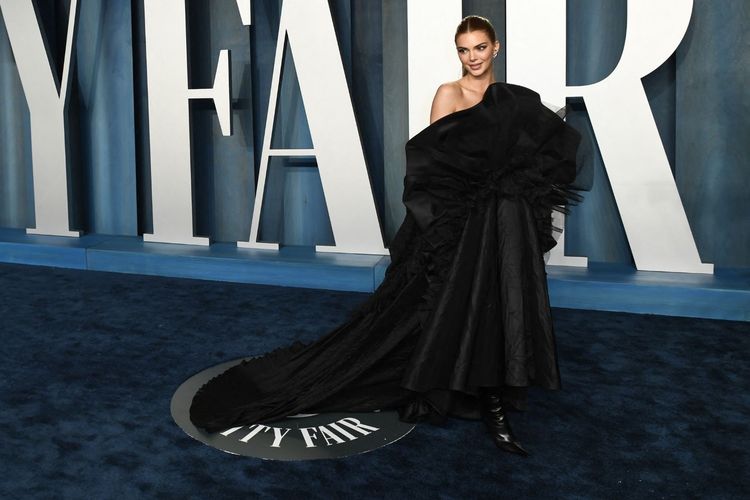 Kendall Jenner dengan gaun Balenciaga di Vanity Fair Oscar Party 2022