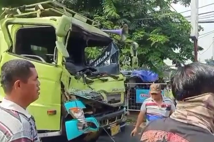 Kecelakaan truk akibat rem blong di depan Terminal Kalideres, Jumat (11/6/2021)