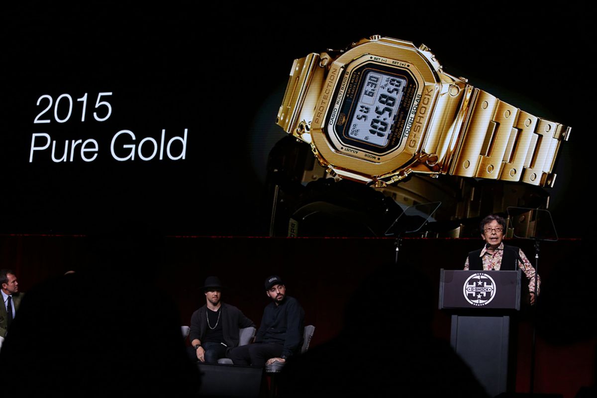 Penemu G-Shock Kikuo Ibe saat presentasi prototipe G-Shock berbahan emas inovasi tahun 2015, di acara pesta peringatan 35 tahun G-Shock di Madison Square Garden, New York, AS, Kamis (9/11/2017) malam. 