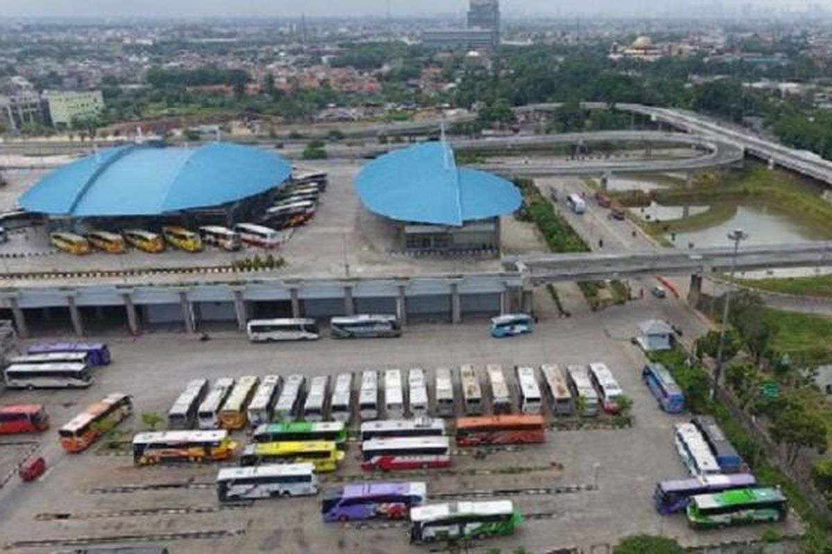 Suasana Terminal Terpadu Pulo Gebang, Jakarta Timur, Selasa (24/1). Hingga kini belum semua bus yang keluar Jakarta (area Jawa) pindah operasi ke Terminal Terpadu Pulo Gebang. Menteri Perhubungan Budi Karya Sumadi memberikan batas waktu hingga 28 Januari agar semua bus jurusan ke luar Jakarta area Jawa pindah ke Terminal Terpadu Pulo Gebang. 