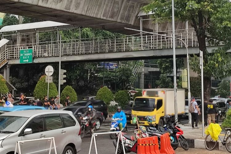 Suasana arus lalu lintas di Jalan Iskandarsyah Raya, Kebayoran Baru, Jakarta Selatan, normal meski ada aksi unjuk rasa di depan kantor Gojek pada Senin (10/9/2022).
