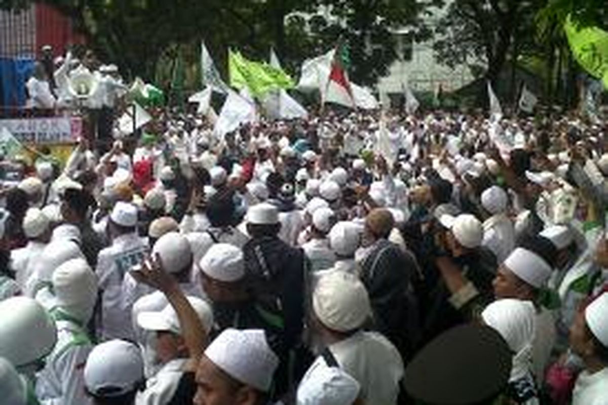 Massa Gerakan Masyarakat Jakarta (GMJ) memenuhi Jalan Kebon Sirih, tepatnya di depan Gedung DPRD DKI Jakarta, untuk berunjuk rasa menentang Basuki Tjahaja Purnama menjadi gubernur, Senin (10/11/2014).