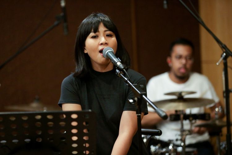 Penyanyi Astrid Sartiasari berlatih menjelang konser Musika Foresta di Jakarta, Jumat (12/5/2017). Konser Musika Foresta akan digelar di Balai Sarbini Sabtu (13/5/2017) besok.  