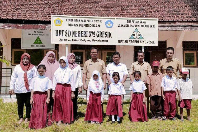 UPT SDN 372 Gresik yang berada di Desa Pekalongan, Kecamatan Tambak Kepulauan Bawean, Gresik, Jawa Timur, yang hanya menerima dua siswa baru pada tahun ajaran 2023/2024.