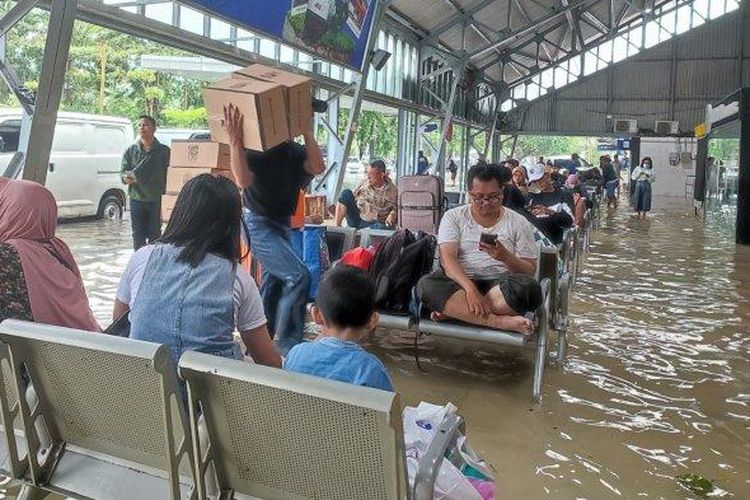 Sejumlah penumpang di Stasiun Tawang Semarang menunggu jadwal keberangkatan kereta karena adanya keterlambatan selama dua jam, Sabtu (31/12/2022). 