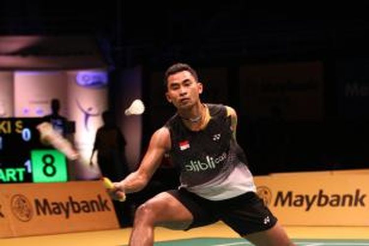 Pebulu tangkis tunggal putra Indonesia, Tommy Sugiarto berusaha mengembalikan kok dari pebulu tangkis Jepang, Sho Sasaki, pada babak kedua Malayasia Open Supserseries Premier di Putra Stadium, Bukit Jalil, Kamis (16/01/2014) . Tommy menang 21-6, 21-19.