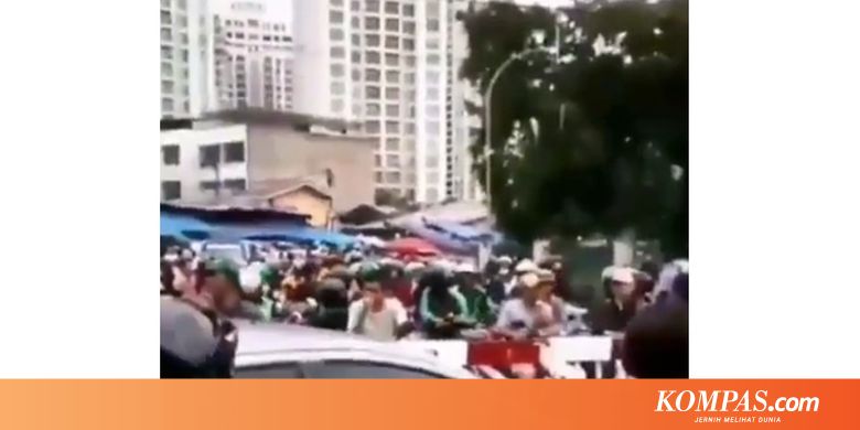 Viral Para Pengendara Motor Terjebak di Perlintasan Kereta