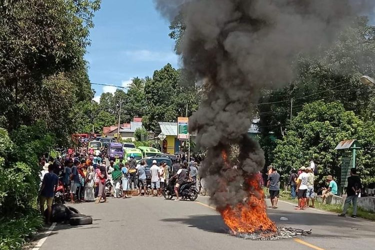 Tolak rencana pemilihan kepala desa, warga di Desa Tulehu, Kecamatan Salahutu, Kabupaten Maluku Tengah memblokade ruas jalan di desa tersebut, Rabu (27/4/2022)