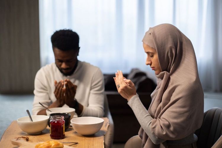 Ilustrasi makan seperti Rasulullah