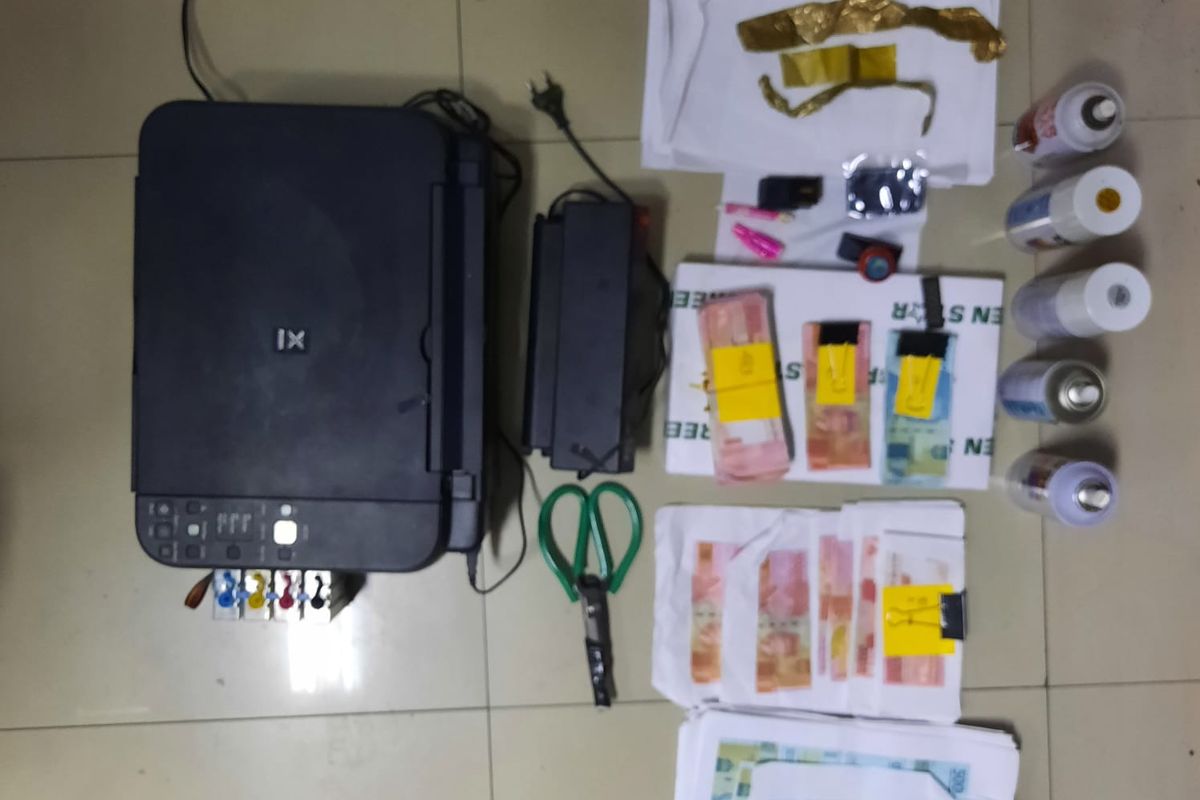 Barang bukti pembuatan uang palsu yang pelakunya telah dibekuk Polres Karawang pada 2 Juni 2022