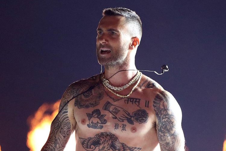 Vokalis Maroon 5 Adam Levine ketika tampil pada halftime show Super Bowl LIII, Minggu (3/2/2019) waktu setempat.