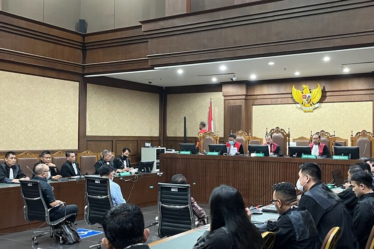 Direktur Utama Bakti Kominfo Anang Achmad Latif (kiri), mantan Menteri Komunikasi dan Informatika (Menkominfo) Johnny G Plate (tengah), dan Tenaga Ahli Human Development (Hudev) Universitas Indonesia Tahun 2020, Yohan Suryanto (kanan) duduk di kursi terdakwa di ruang sidang Prof M Hatta Ali Pengadilan Tindak Pidana Korupsi (Tipikor) pada Pengadilan Negeri (PN) Jakarta Pusat, Selasa (11/7/2023). Ketiganya merupakan terdakwa kasus dugaan korupsi proyek penyediaan menara base transceiver station (BTS) 4G dan infrastuktur pendukung 1, 2, 3, 4, dan 5 Bakti Kementerian Komunikasi dan Informatika (Kemenkominfo) tahun 2020-2022.