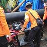 Angin Kencang Terjang Kabupaten Bogor, Papan Reklame Roboh Timpa Gerobak dan Motor Warga