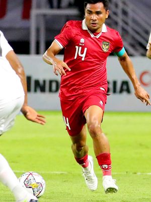 Pemain Timnas Indonesia Asnawi Mangkualam Bahar dijaga ketat pemain Palestina saat pertandingan FIFA Matchday yang berakhir dengan skor 0-0 di Stadion Gelora Bung Tomo Surabaya, Rabu (14/6/2023) malam.