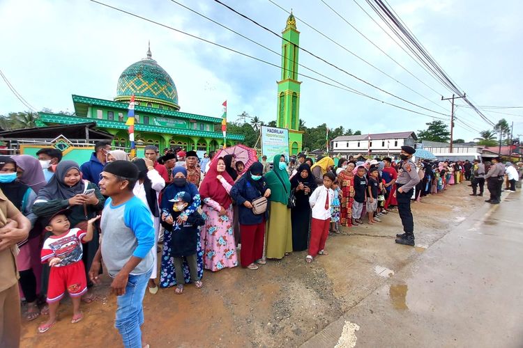 Puluhan warga di Desa Sukaraja, Kecamatan Sepaku, Kabupaten Penajam Paser, Kalimantan Timur, berkumpul di depan halaman Masjid Al Amin menunggu kunjungan Presiden Joko Widodo, pada Selasa (25/10/2022).