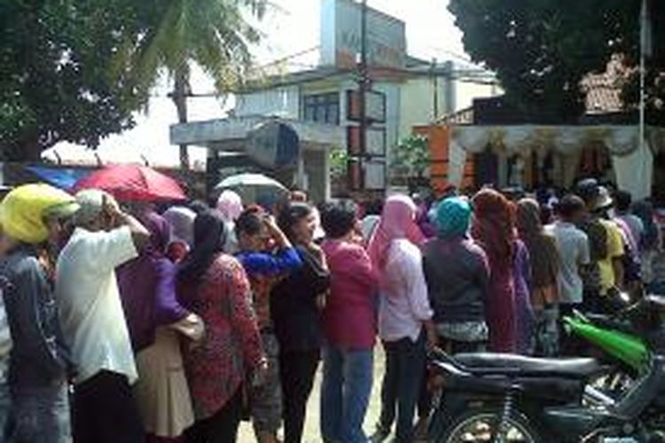 Antrean bantuan langsung tunai (BLT) di Kantor Pos Indonesia Jalan Cinere Raya, Limo, Depok. 