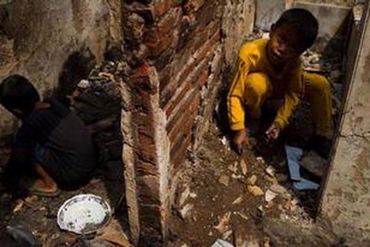 Anak-anak pencari paku di tempat kebakaran Tambora, Jakarta Barat, Minggu (29/7/2012). Anak-anak pencari paku ini menjual paku dengan harga Rp 2000 per kilonya.