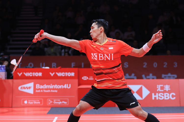 Jonatan Christie saat melawan Kunlavut Vitidsarn (Thailand) pada matchday pertama Grup B BWF World Tour Finals 2023 di Hangzhou Olympic Sports Centre Gymnasium, Hangzhou, China, Rabu (13/12/2023). Kiprah Jonatan terhenti di semifinal usai kalah dari Shi Yuqi.