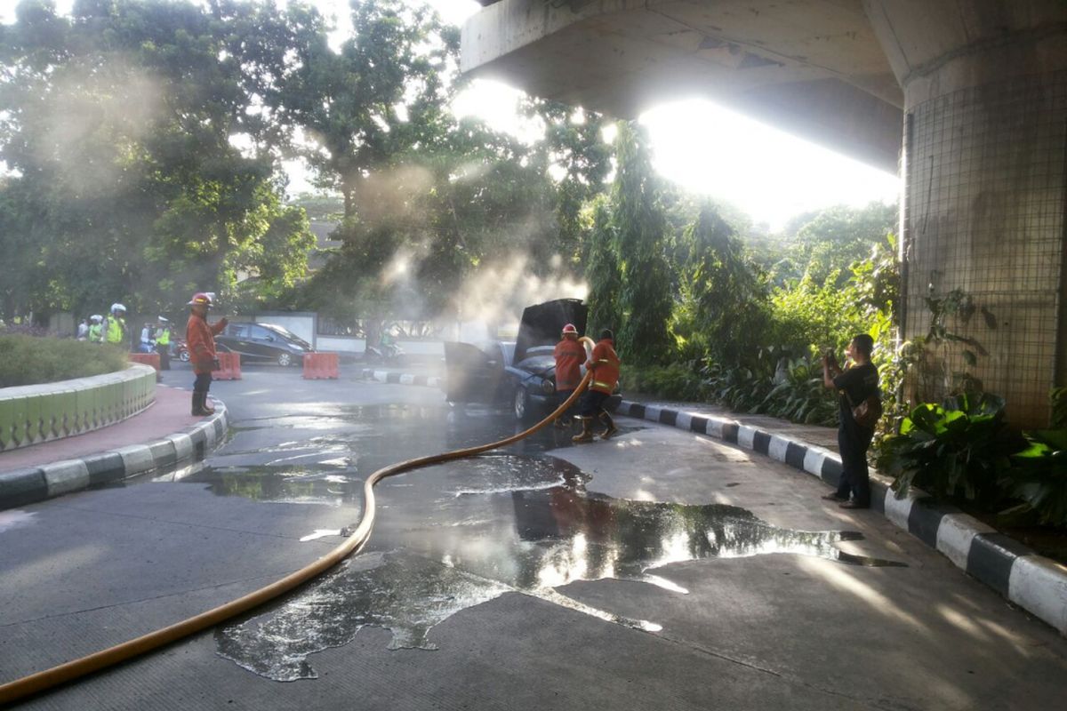 Mobil terbakar di Prapanca, Jakarta Selatan, Senin (4/12/2017).