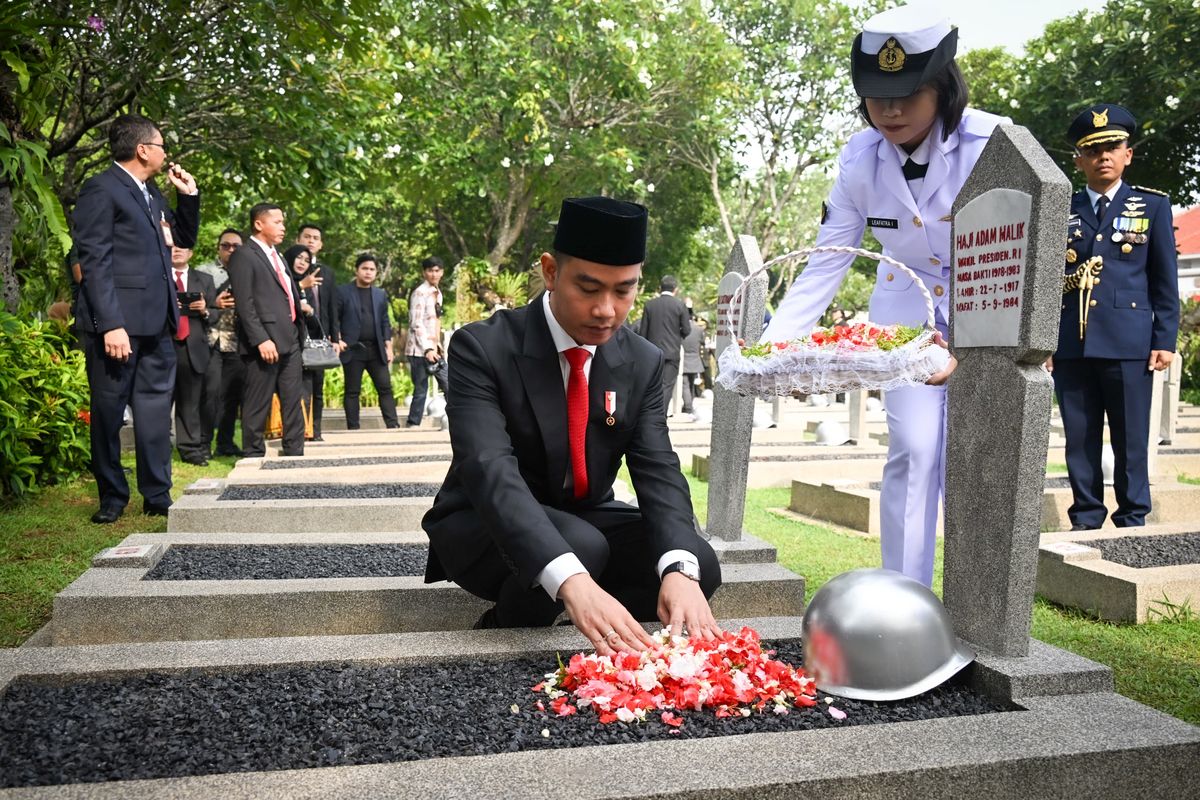 Momen Gibran Tabur Bunga di Makam Pahlawan, Termasuk Makam Wapres RI