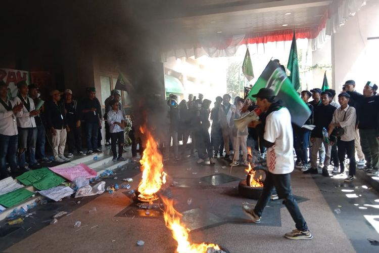 Aksi aktivis Himpunan Mahasiswa Islam (HMI) Cabang Bangkalan, Jawa Timur, terkait dengan buruknya pengelolaan sampah di Kabupaten Bangkalan. Aksi diwarnai dengan pembakaran ban bekas dan berbagai jenis sampah.