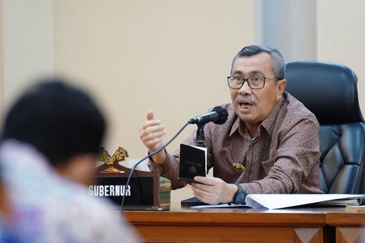 Gubernur Riau Syamsuar saat memimpin Rapat Koordinasi (Rakoor) terkait Kerawanan Energi dan Kerawanan Pangan, di Ruang Rapat Melati, Kantor Gubernur Riau, Kamis.

