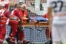 Diduga Cedera Kepala, Bek AC Milan Ini Dibawa ke Rumah Sakit