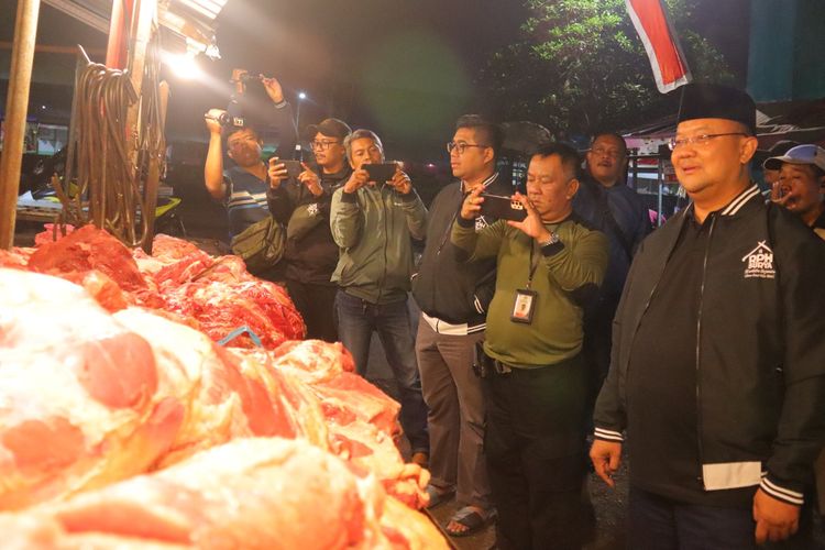 Tim RPH Surabaya saat mengecek daging sapi 