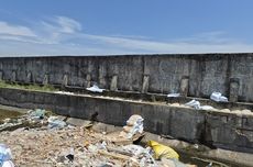 Menambahkan dari Kompas.com , di dalam kawasan Keraton Solo, ada sebuah museum bernama Museum Suaka Budaya Karaton Kasunanan Surakarta atau Museum Keraton Surakarta.Museum tersebut menyimpan berbagai koleksi barang peninggalan zaman Kasunanan Surakarta.Salah satu koleksi yang populer adalah Perahu Rajamala yang merupakan canthik atau hiasan di haluan perahu Rajamala.Baca juga: Wisata Solo-Wonogiri Naik Kereta Batara Kresna, Harga Tiket Rp 4.000Ada pula koleksi keris besar, tandu keraton, dan kursi-kursi kuno keraton. Ada juga Kereta Kiai Gurdo yang sudah sangat tua.