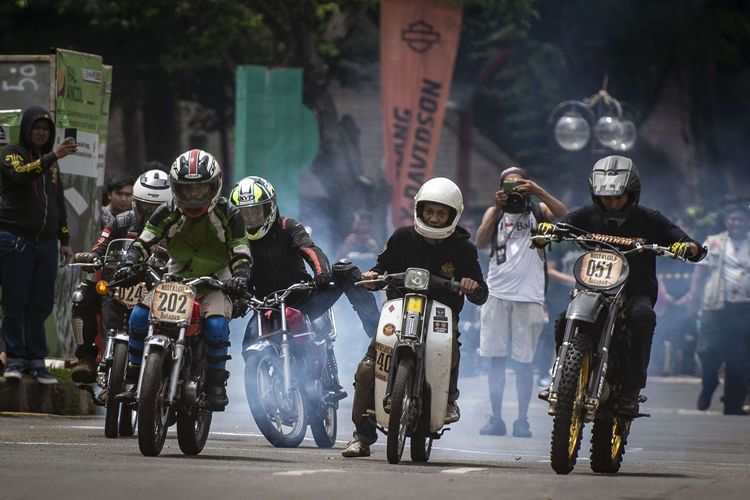Sejumlah pembalap memacu kecepatan motornya dalam pehelatan Nostalgia Balapan di kawasan Pasar Seni, Taman Impian Jaya Ancol, Sabtu (19/3/2022). Perhelatan tersebut mengusung konsep Fun Race Series yang merupakan ajang balap sepeda motor dengan menggunakan motor klasik produksi mulai dari tahun 1940 sampai tahun 1980.