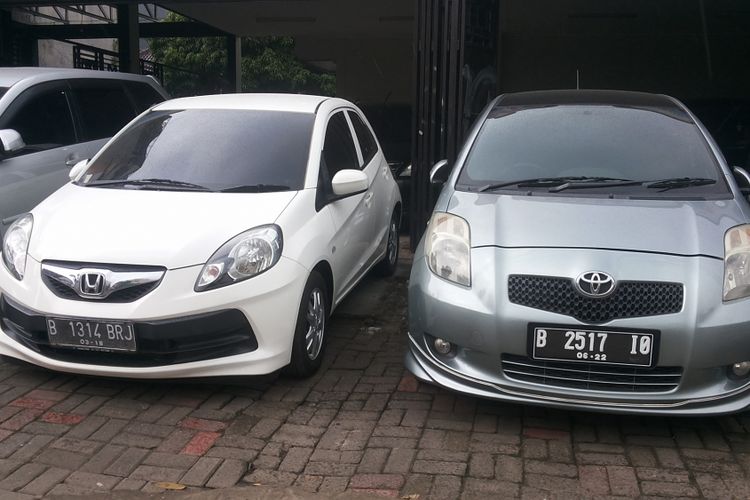 Dua unit mobil bekas, masing-masing Honda Brio dan Toyota Yaris yang dijual di diler Kara Mobil, Jalan Margonda, Depok, Selasa (13/2/2018).