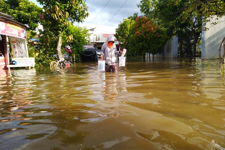 Warga mengevakuasi barang-barang saat kondisi banjir di Kelurahan Sempaja Timur, Kecamatan Samarinda Utara, Kota Samarinda, Kaltim, Sabtu (23/5/2020). 