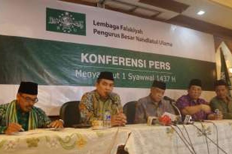 Ketua Umum Pengurus Besar Nahdlatul Ulama Said Aqil Siradj mengatakan dan Sekretaris Jenderal PBNU Helmy Faishal Zaini saat memberikan keterangan penetapan hari raya Idul Fitri 2016, di gedung PBNU, Jakarta Pusat, Senin (4/7/2016).