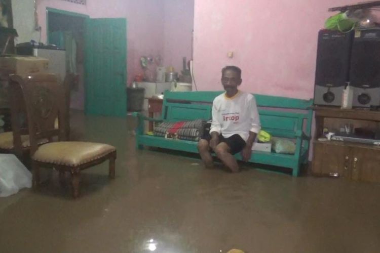 TERGENANG—Rumah salah satu warga Desa Sendangrejo, Kecamatan Madiun, Kabupaten Madiun tergenang air banjir setelah hujan lebat melanda wilayah tersebut, Kamis (23/12/2021) malam.