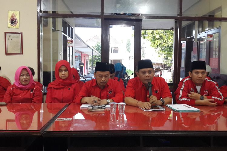 Seluruh calon legislatif terpilih dari PDI Perjuangan untuk DPRD Kota Malang saat konferensi pers di Kantor DPC PDI Perjuangan Kota Malang, Minggu (5/5/2019)