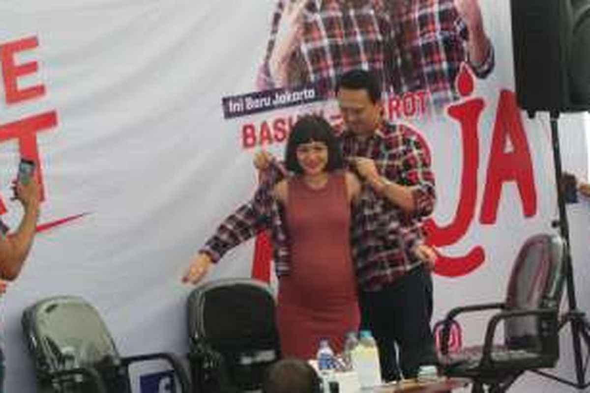 Calon gubernur DKI Jakarta Basuki Tjahaja Purnama atau Ahok memakaikan kemeja kotak-kotak kepada penyanyi Andien, di Rumah Lembang, Menteng, Jakarta Pusat, Senin (21/11/2016).