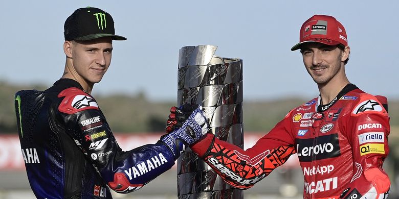 Pebalap Ducati Francesco Bagnaia (kanan) melakukan sesi foto bersama dengan sang pesaing terdekat dari tim Monster Energy Yamaha Fabio Quartararo (kanan) menjelang balapan penentu, MotoGP Valencia, di Sirkuit Ricardo Tormo, Spanyol, Minggu (6/11/2022).