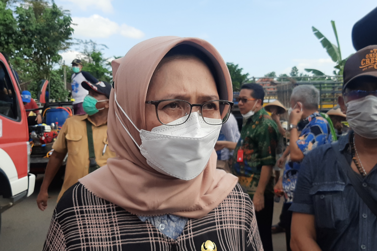 Wakil Bupati Lumajang Indah Amperawati saat sidak pasar hewan di Lumajang, Jawa Timur, foto diambil 13 Mei 2022