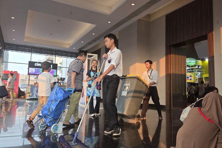 Tangan-tangan yang Menjaga Kebersihan dan Kenyamanan di Jakarta Fair...