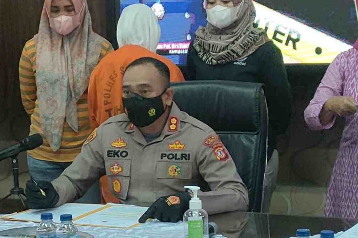 Kapolres Sumedang AKBP Eko Prasetyo Robbyanto menggelar jumpa pers kasus penganiayaan anak di bawah umur di Sumedang, Kamis (6/1/2022). 